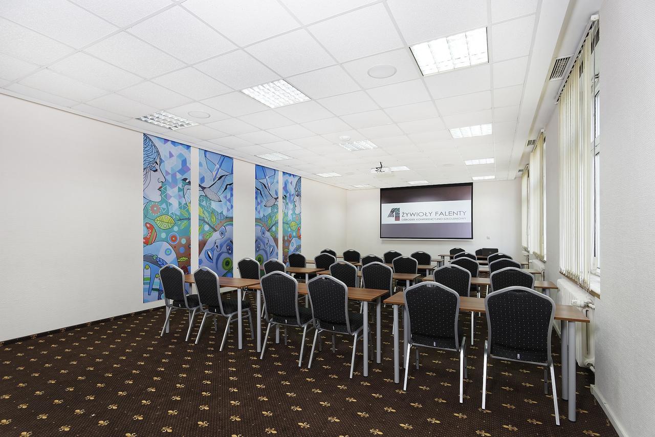 4 Zywioly Falenty Osrodek Konferencyjno-Szkoleniowy Raszyn Kültér fotó